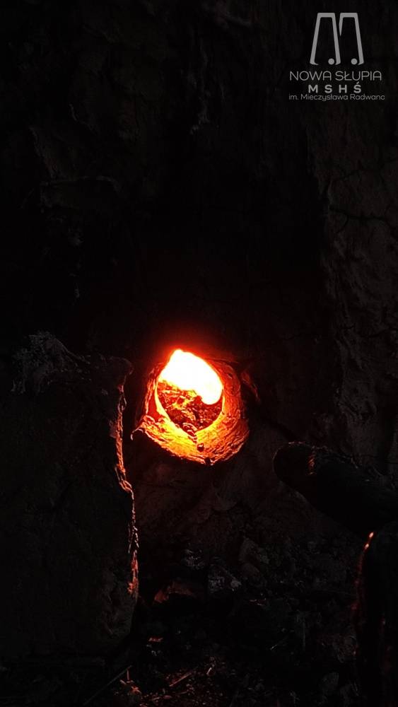 Zdjęcie: Płynąca skała płonna widoczna otworze dmuchowym 20.05.2023